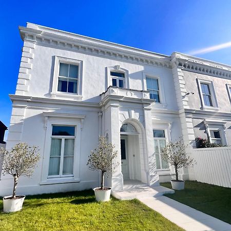 Willow House, Georgian Property In Шепъртън Екстериор снимка