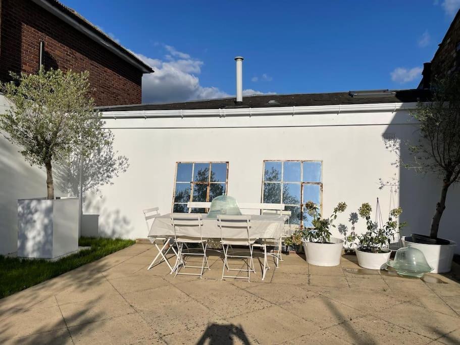 Willow House, Georgian Property In Шепъртън Екстериор снимка