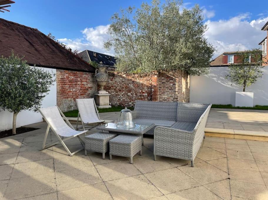 Willow House, Georgian Property In Шепъртън Екстериор снимка