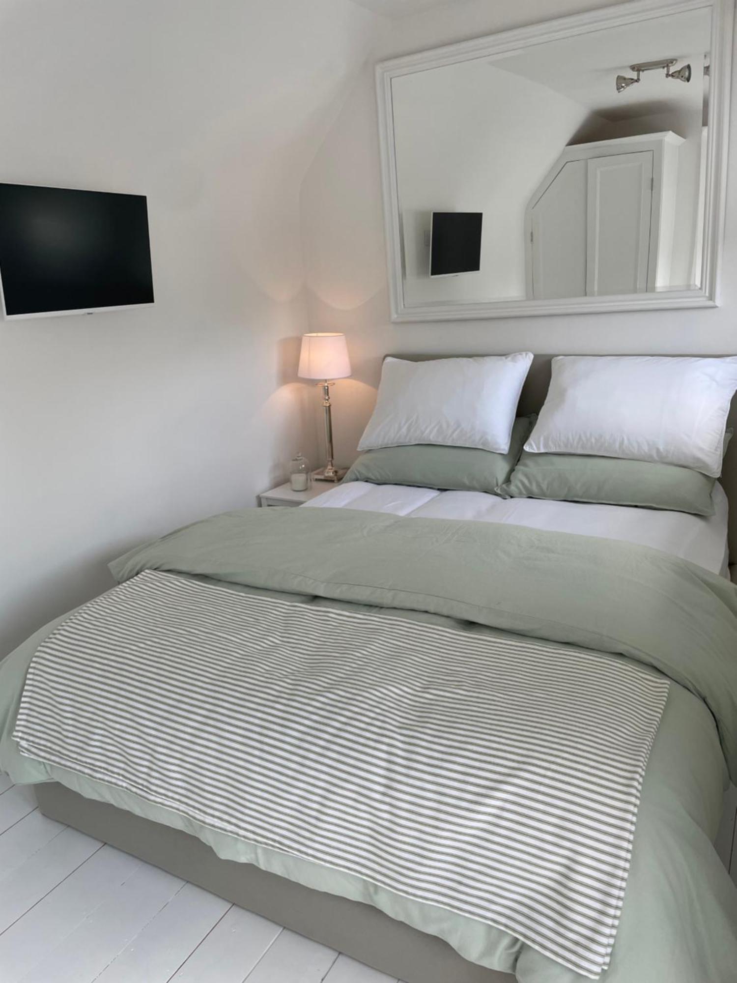 Willow House, Georgian Property In Шепъртън Екстериор снимка