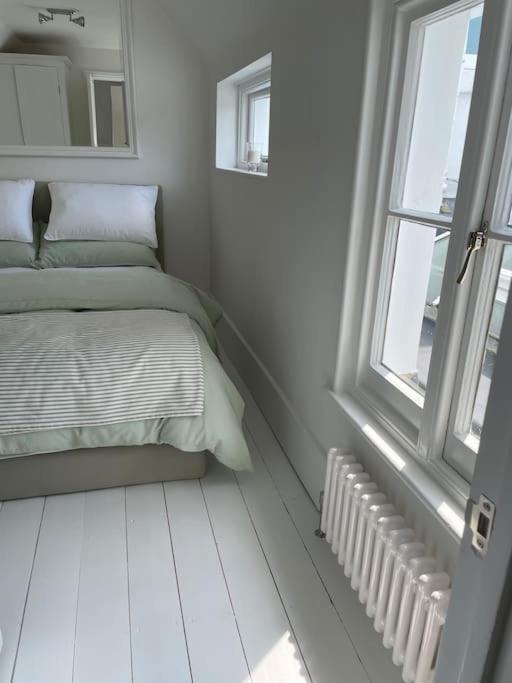 Willow House, Georgian Property In Шепъртън Екстериор снимка