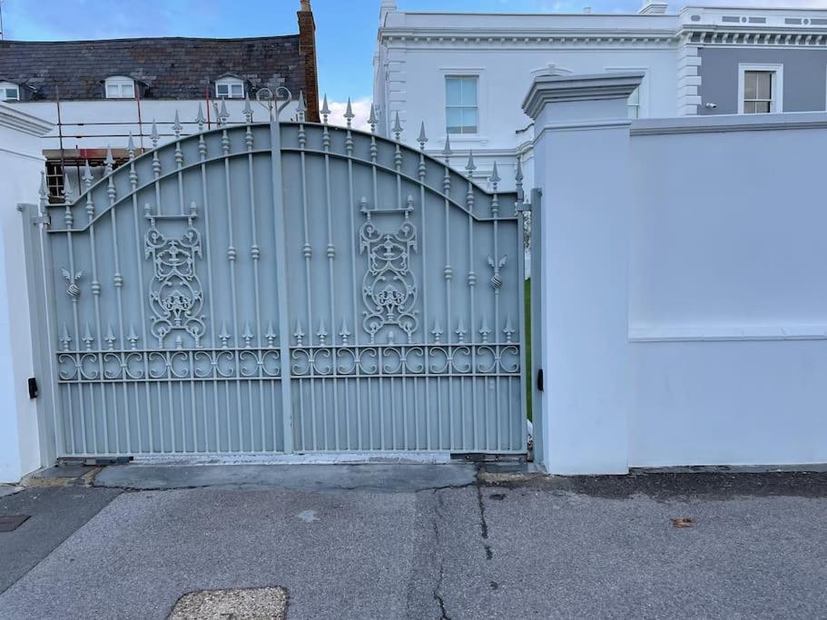 Willow House, Georgian Property In Шепъртън Екстериор снимка