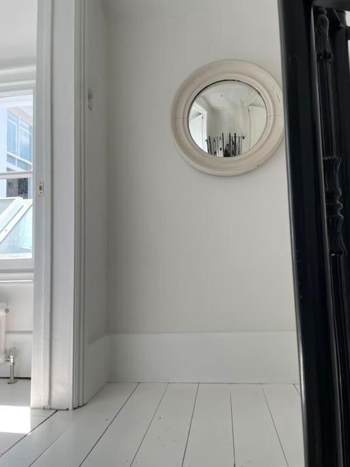 Willow House, Georgian Property In Шепъртън Екстериор снимка