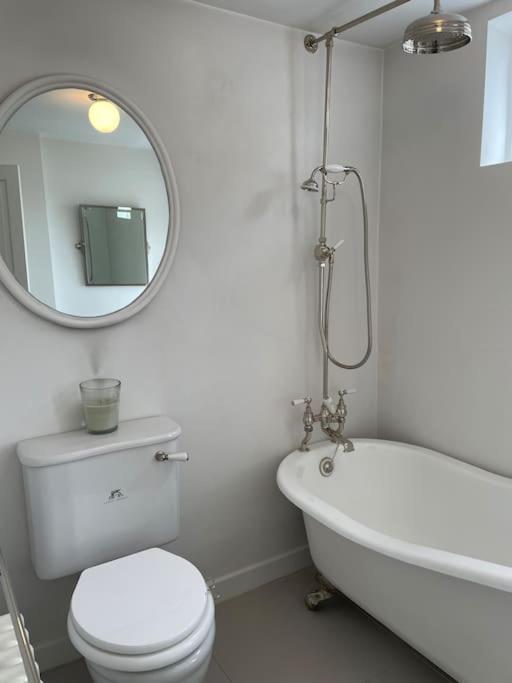 Willow House, Georgian Property In Шепъртън Екстериор снимка