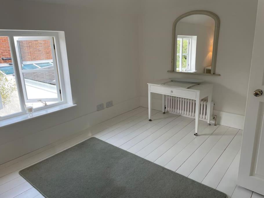 Willow House, Georgian Property In Шепъртън Екстериор снимка