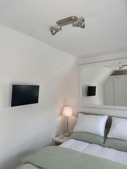 Willow House, Georgian Property In Шепъртън Екстериор снимка