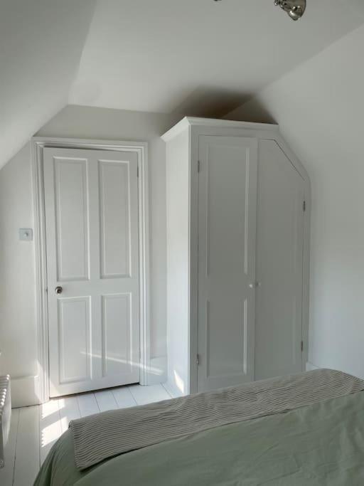 Willow House, Georgian Property In Шепъртън Екстериор снимка