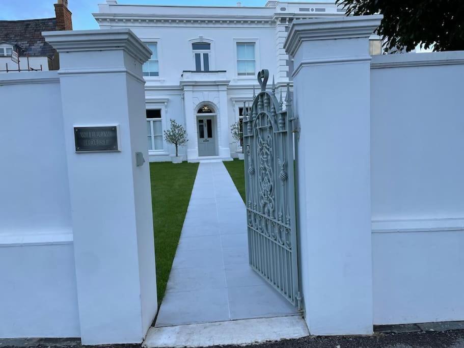 Willow House, Georgian Property In Шепъртън Екстериор снимка