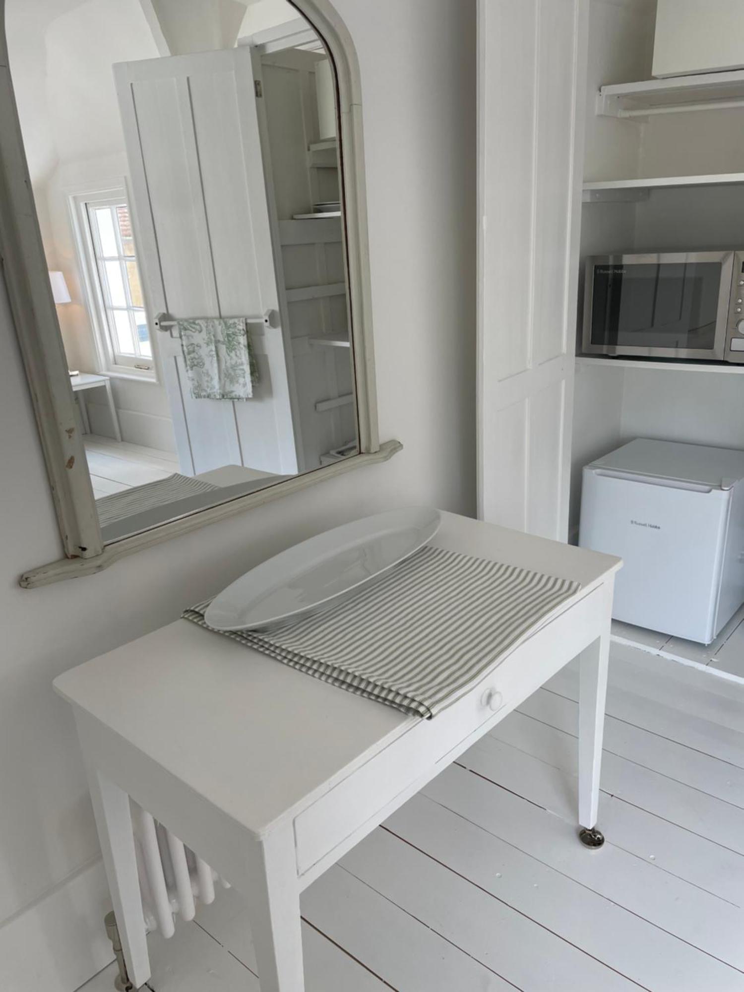 Willow House, Georgian Property In Шепъртън Екстериор снимка