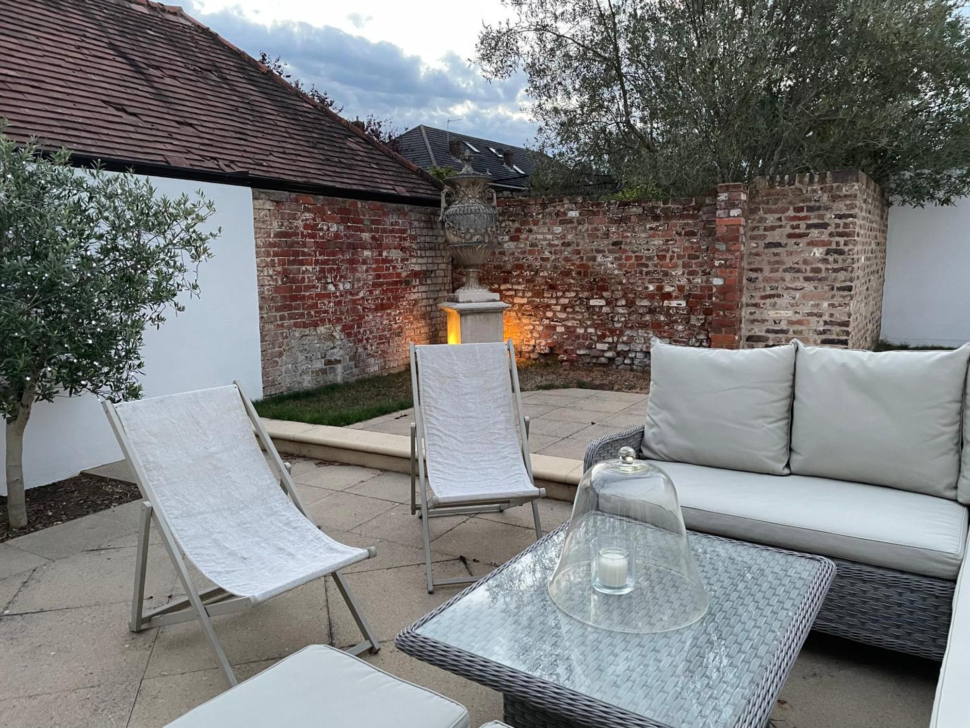 Willow House, Georgian Property In Шепъртън Екстериор снимка