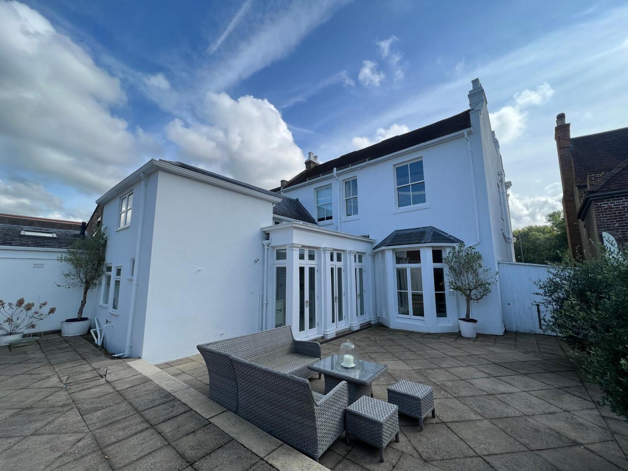 Willow House, Georgian Property In Шепъртън Екстериор снимка